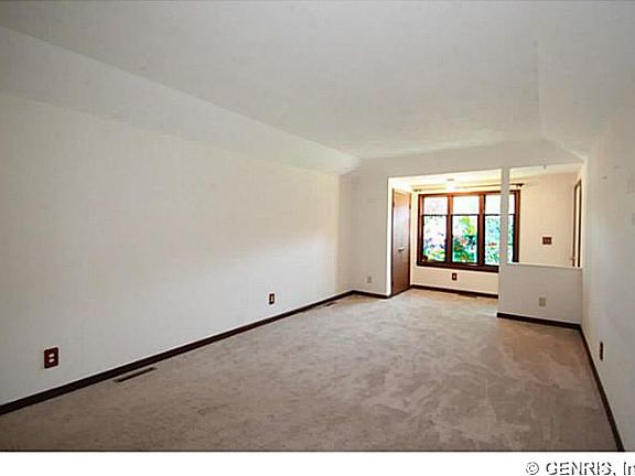 4th image of 10 Maybrook Ln
