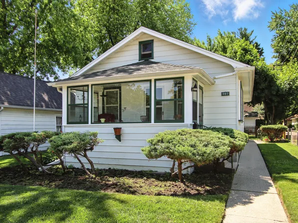907 W Grove Ave, Waukegan, IL 60085