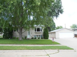 2044 Kings Dr, Bettendorf, IA 52722