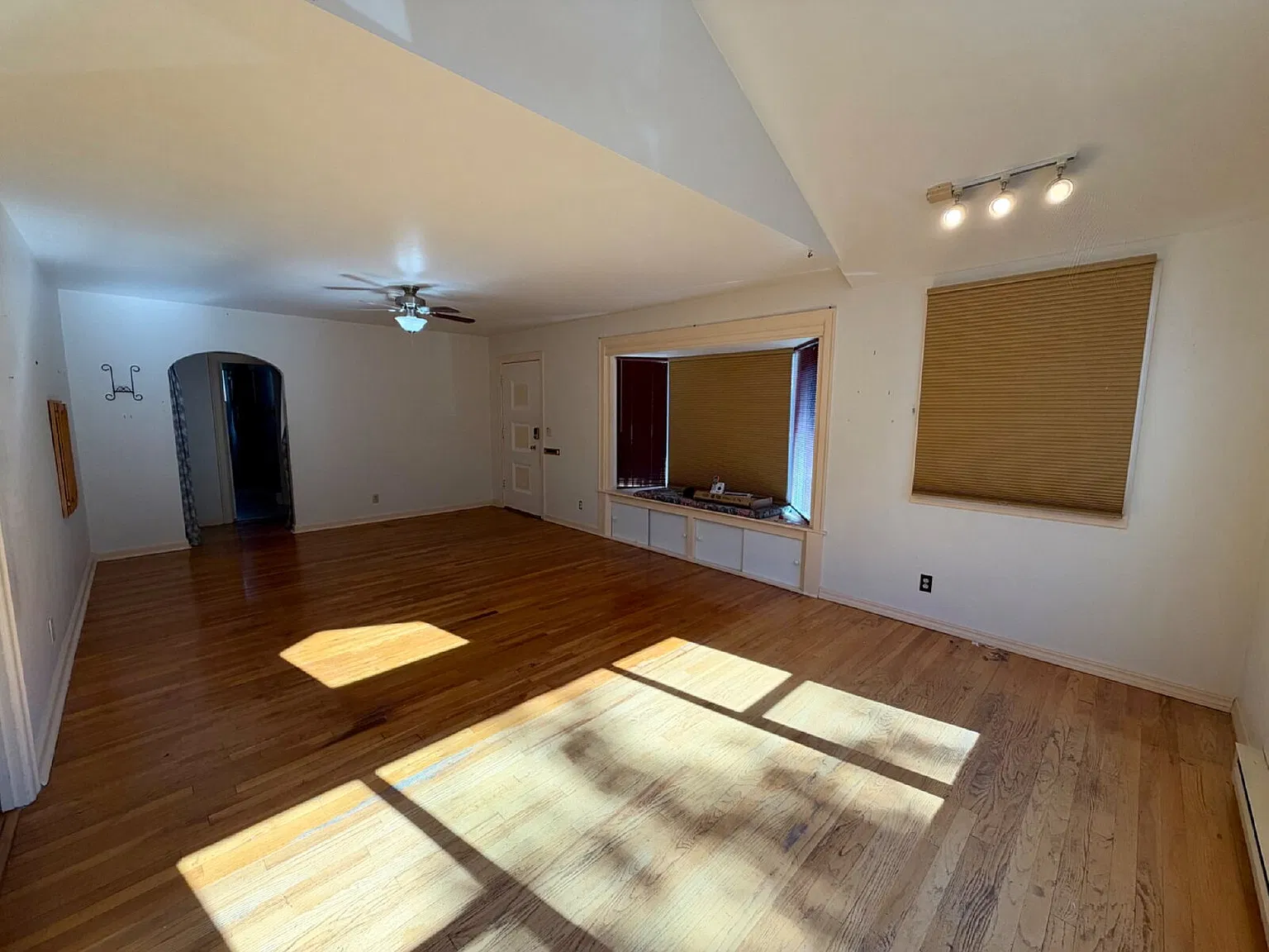3 bed, 1.0 bath, $2,050 — Photo 3