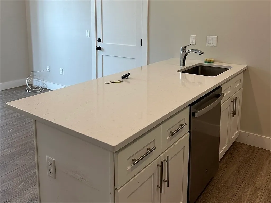2 bed, 1.0 bath, 712 sqft, $3,000 — Photo 3