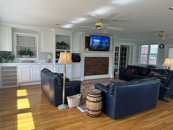5th image of 516 Meadowlark Ln