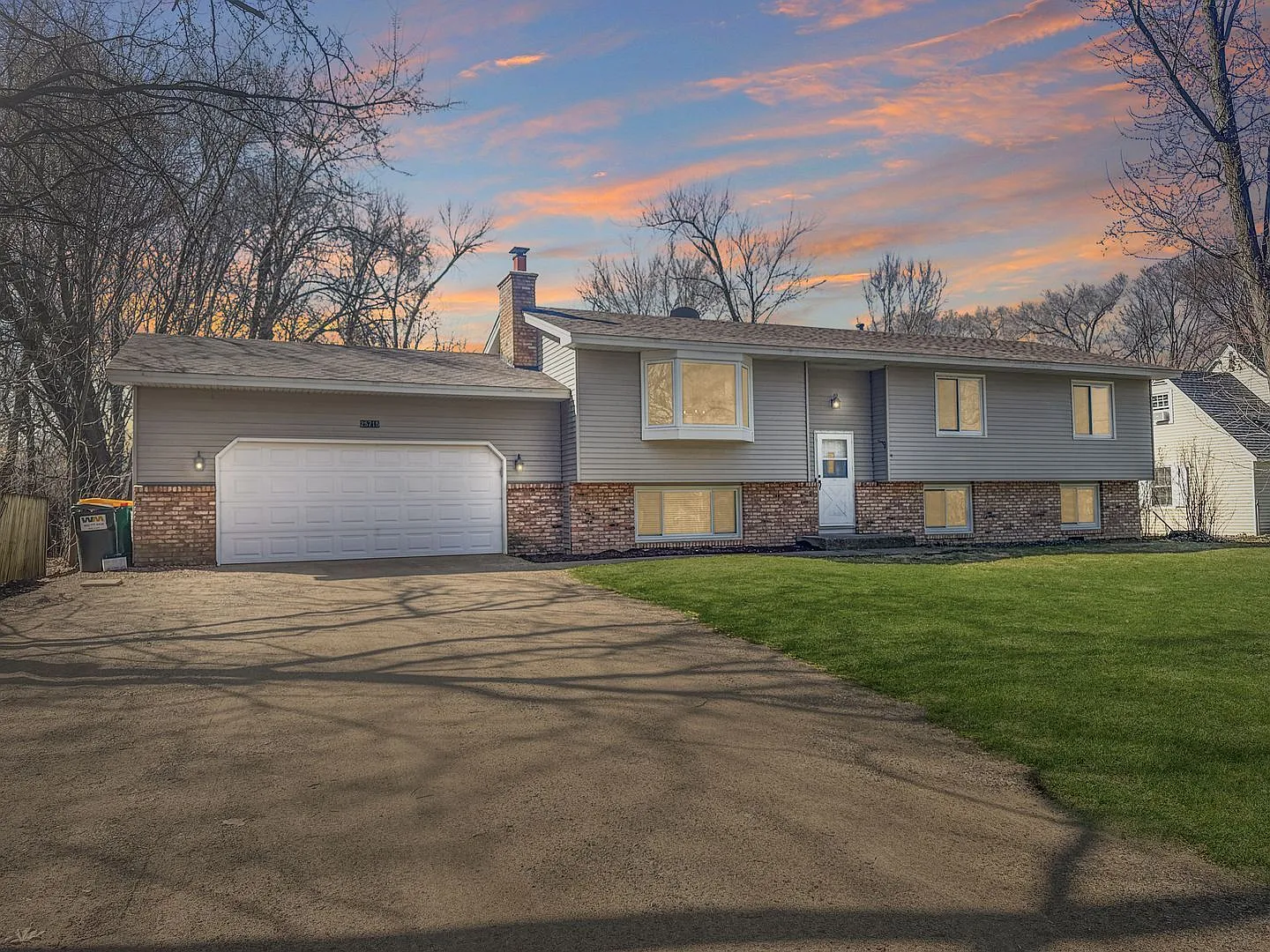 5 bed, 2.0 bath, 2200 sqft, $3,250 — Photo 2