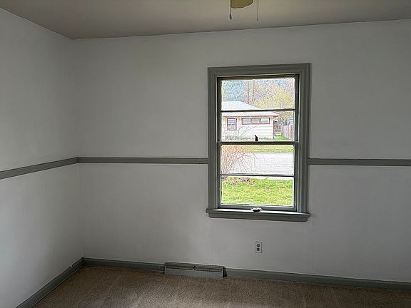 3rd image of 1023 E Larch Ave