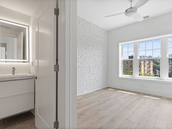 5th image of 300-1581 Beacon St #300