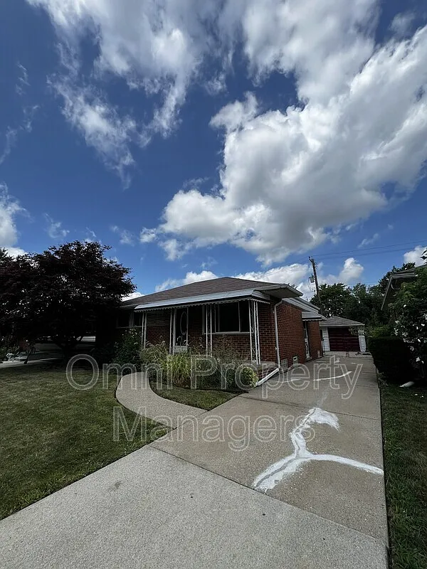 3 bed, 1.5 bath, 2104 sqft, $1,700 — Photo 3