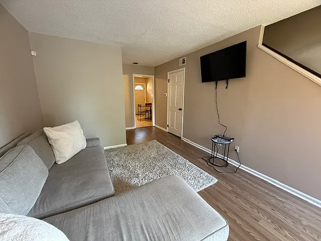 2 bed, 1.5 bath, 990 sqft, $1,300 — Photo 1