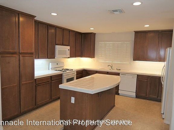 3rd image of 438 N Placer Privado