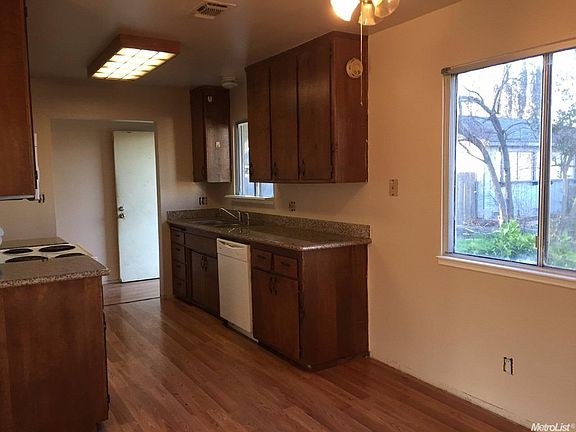 3rd image of 3801 Hillsdale Dr