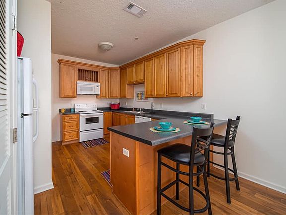 4th image of 407 E Mary St