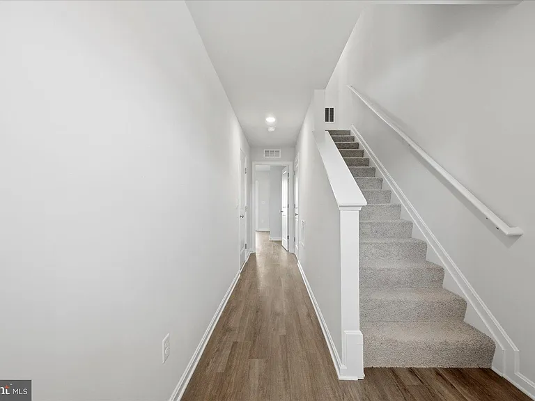 122 Bowers St — Photo 6