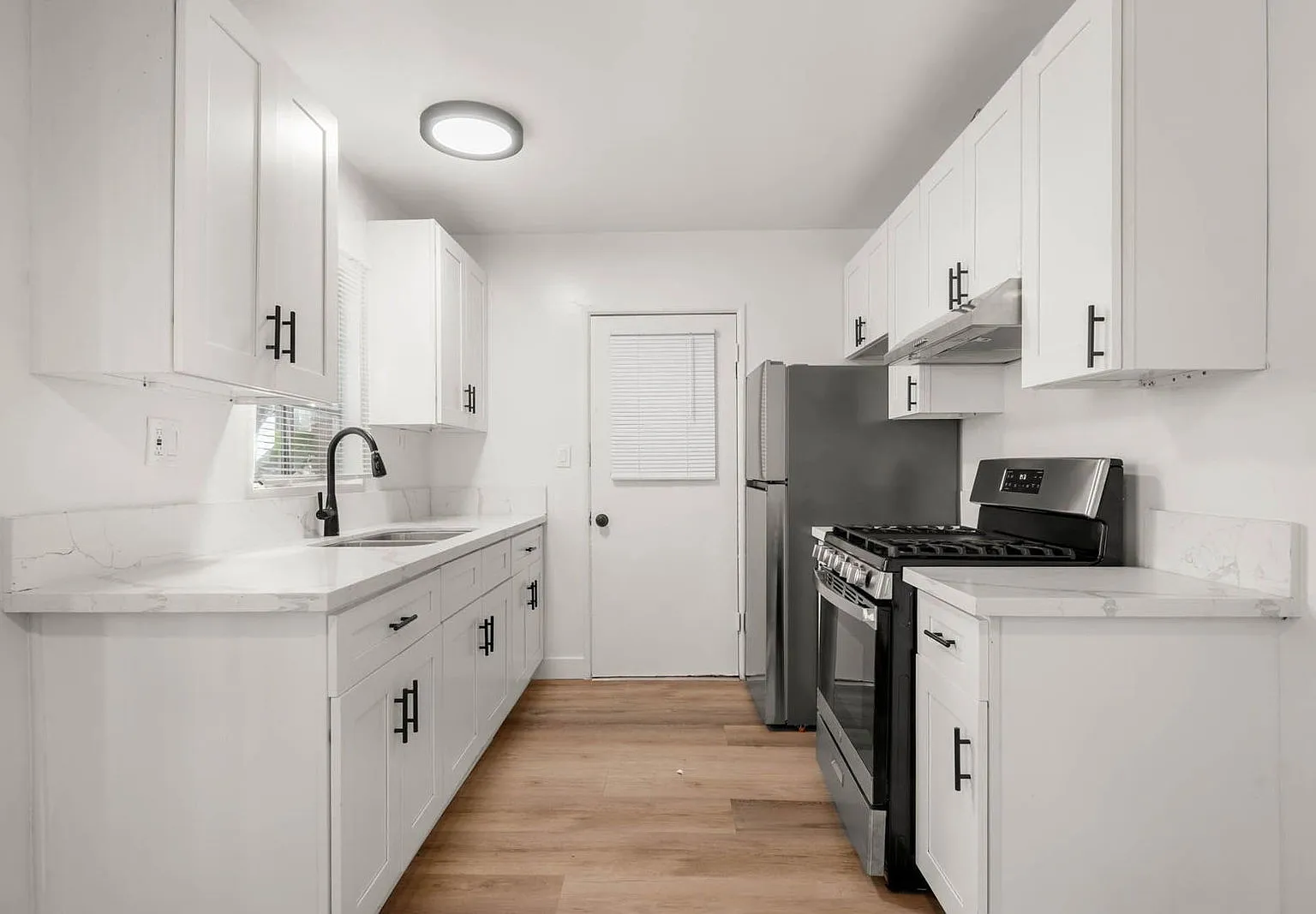 1 bed, 1.0 bath, 675 sqft, $1,569 — Photo 2