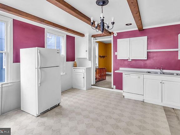 4th image of 302 W Main St