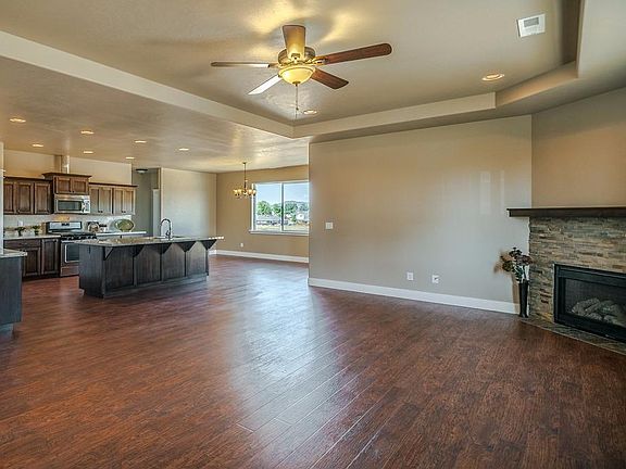 4th image of 1086 Highlands Dr