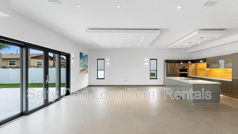 5 bed, 5.0 bath, 3384 sqft, $4,900 — Photo 4