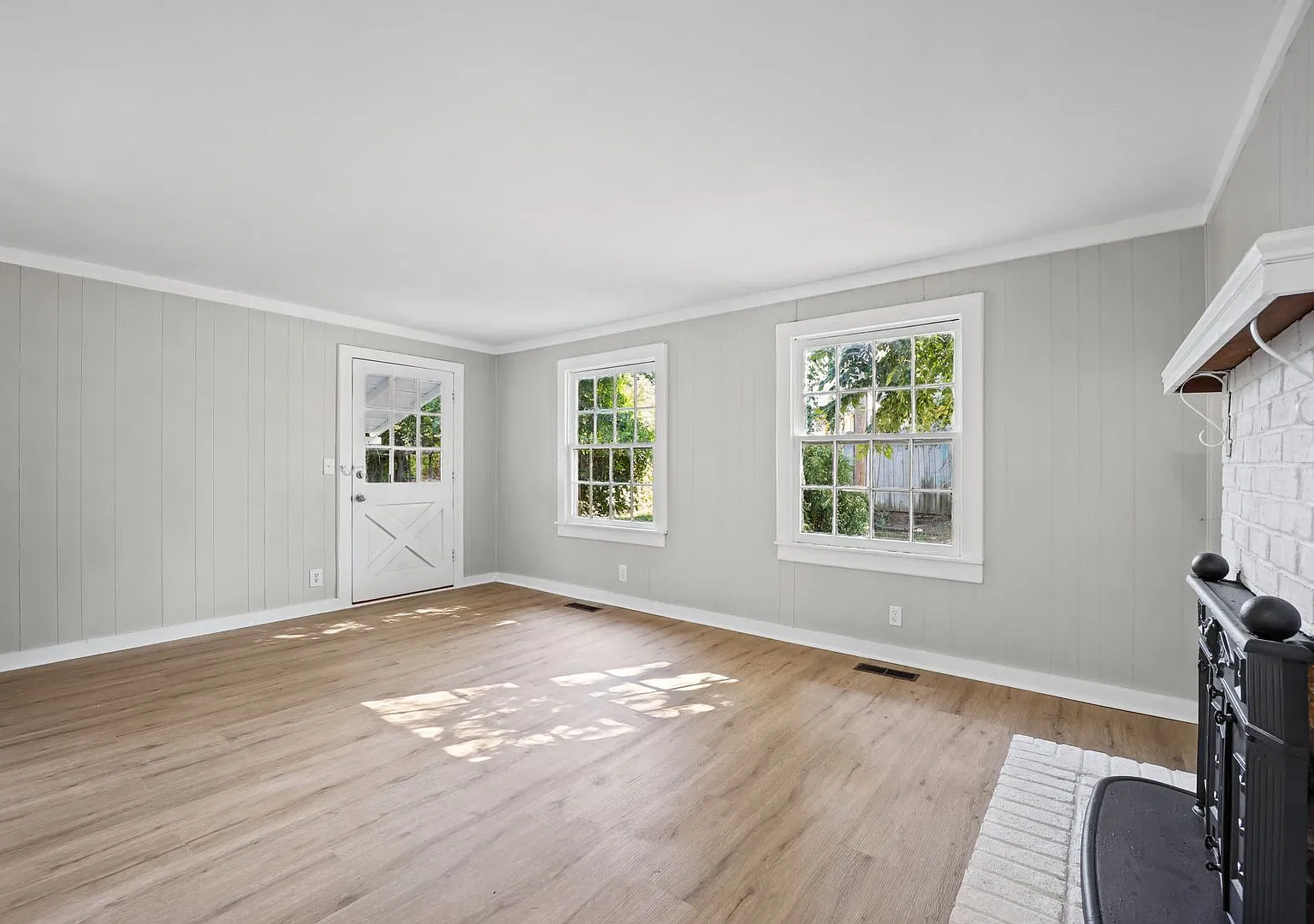 Move-In Special: 1st Month Free Freshly Updated 3 Bedroom House — Photo 2