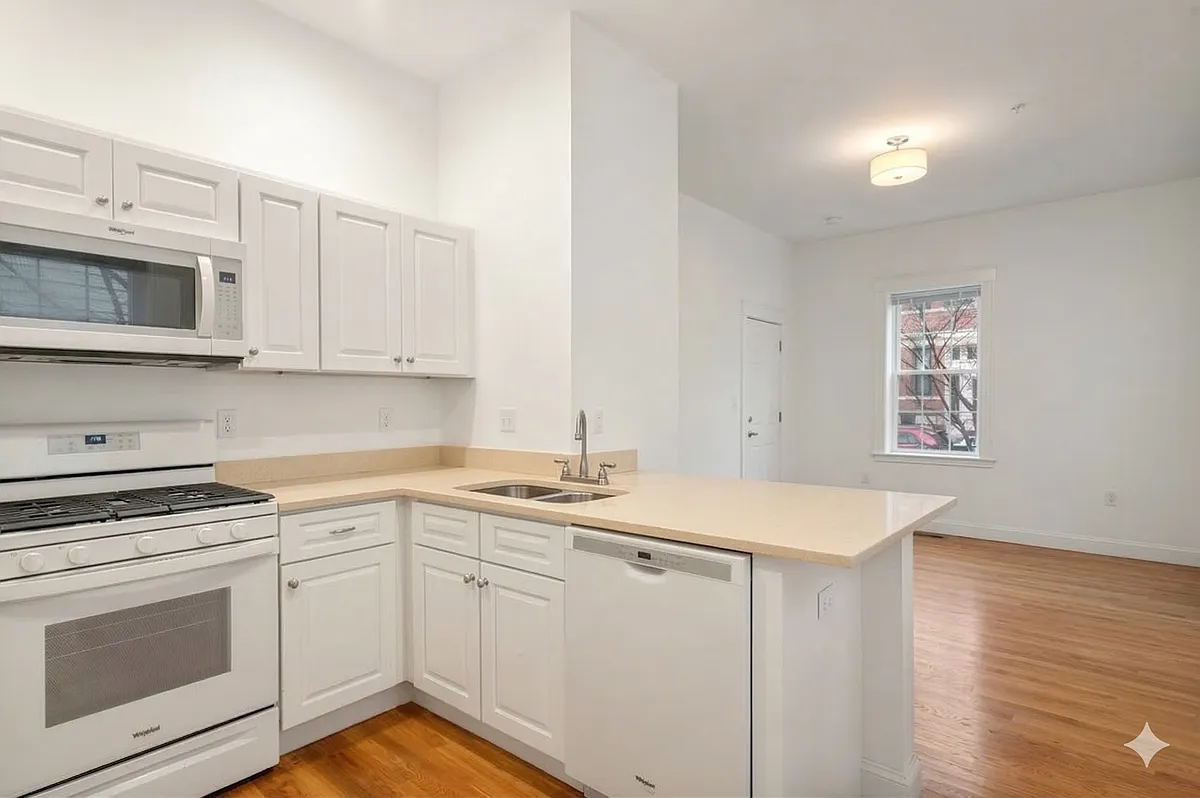 Building Photo - 172-174 Auburn St #2