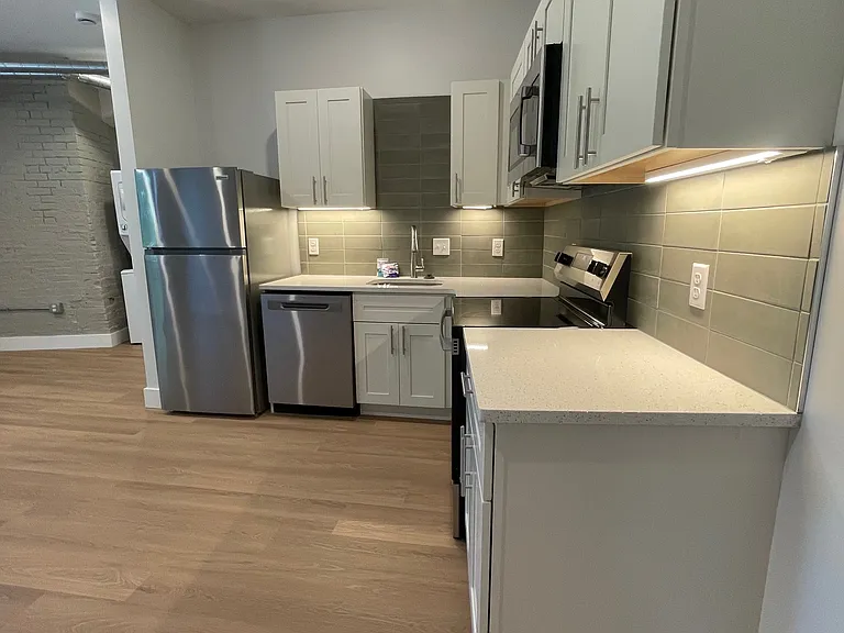 510 W Liberty St #12 — Photo 3
