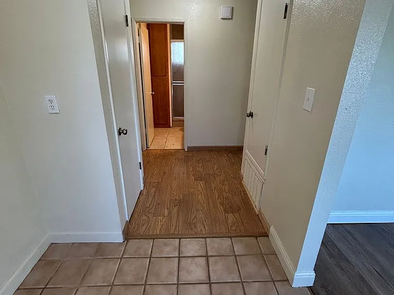 1013 Roanoke Ave — Photo 6