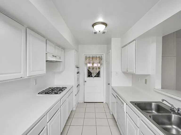530 Westshire Dr — Photo 20