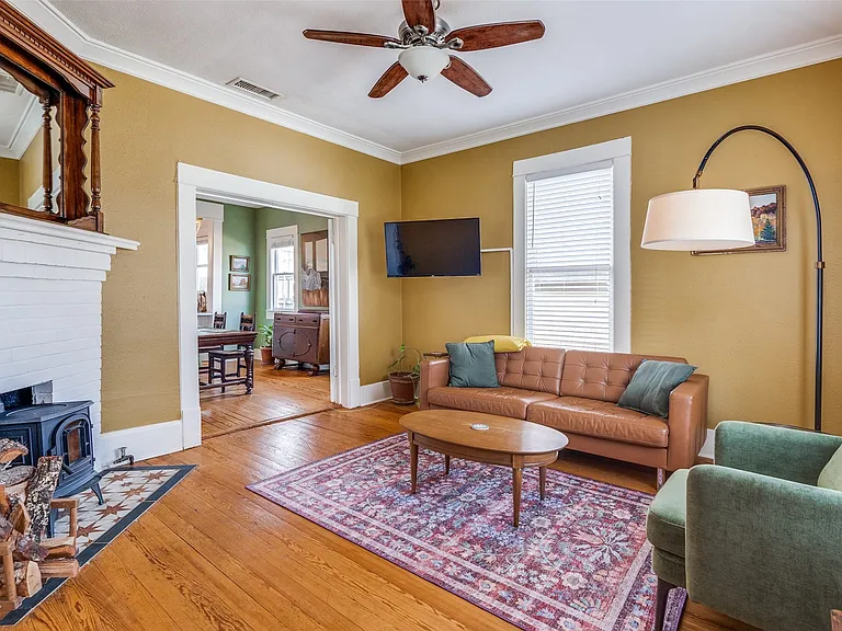 321 N Henderson Ave — Photo 4
