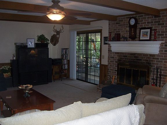 Living room w/Fireplace