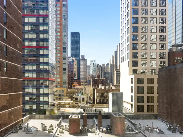 240 East 55th Street image 3 of 6