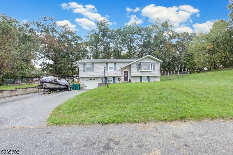 1st image of 4 Geraldine Dr