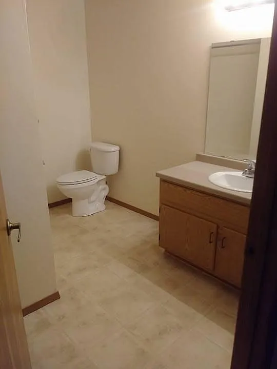 Bath 1 (Full tub/shower)
