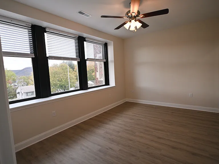 1150 Louisa St — Photo 6