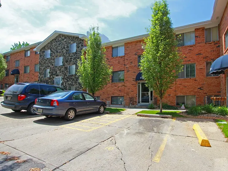 Kingston Court Apartments — Photo 13