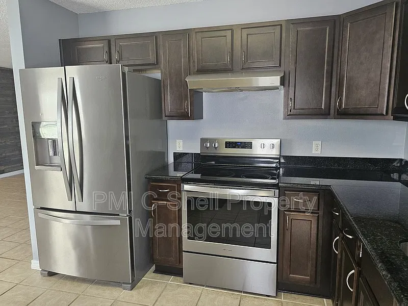 3 bed, 2.0 bath, 1423 sqft, $1,695 — Photo 2