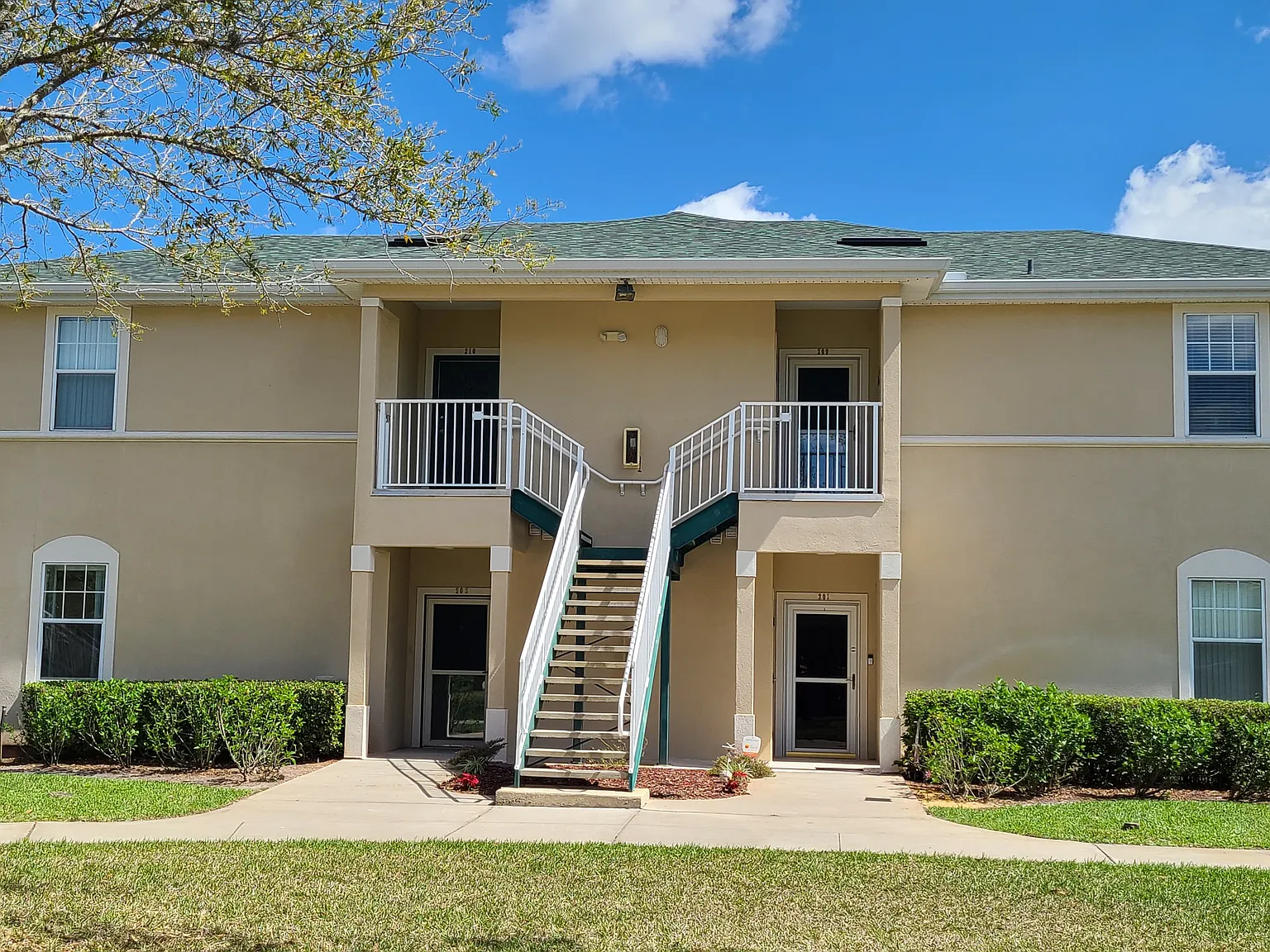 3 bed, 1350 sqft, $2,200 — Photo 1