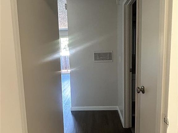 4th image of 15 Labrea Way