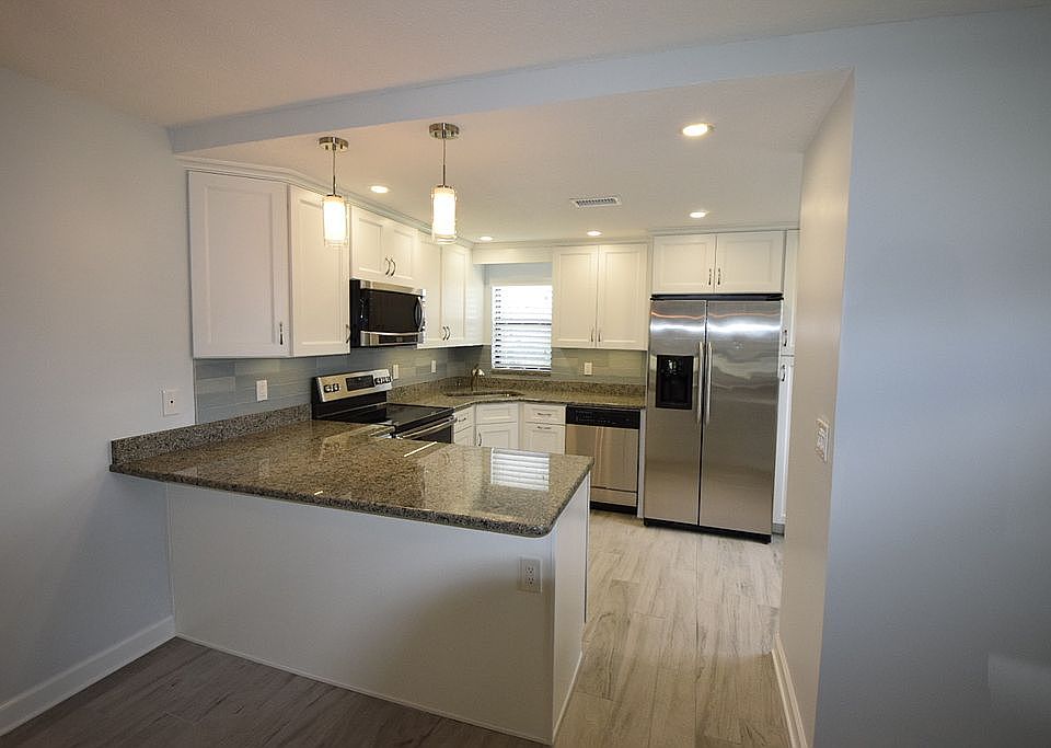 Kitchen with breakfast bar