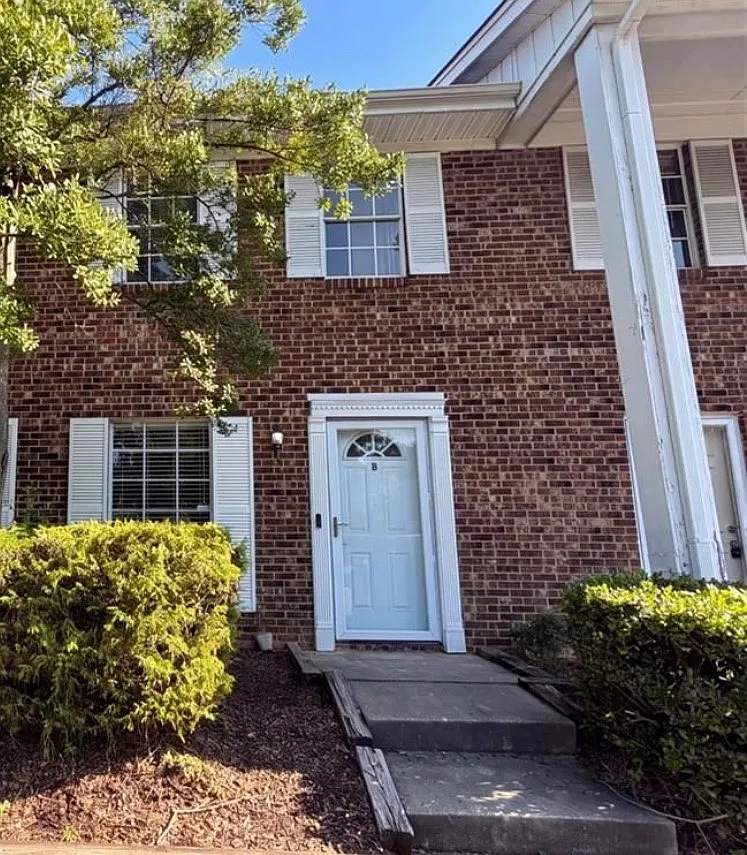 2 bed, 1.5 bath, 932 sqft, $1,250 — Photo 1