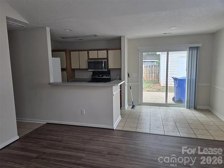 121 Foxglove Dr — Photo 3