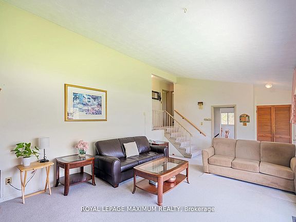 3rd image of 565 Pinegrove Rd