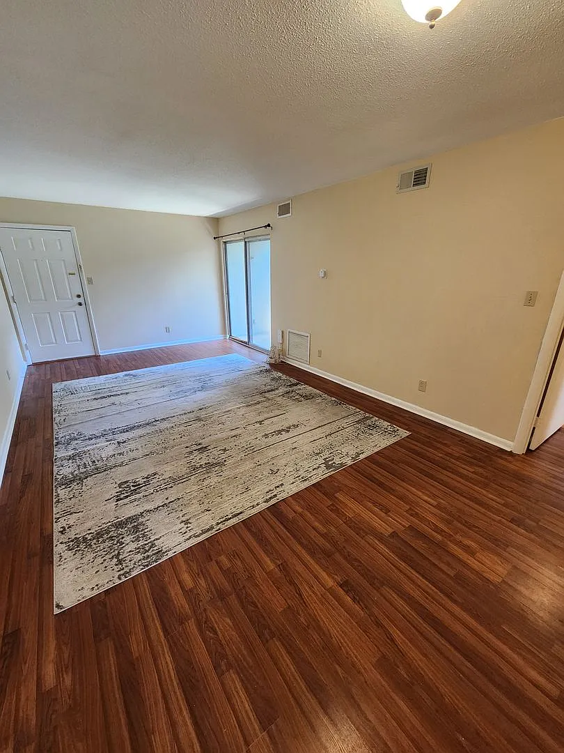 Chapel Hill / Hamlin Park Apt. Available — Photo 3