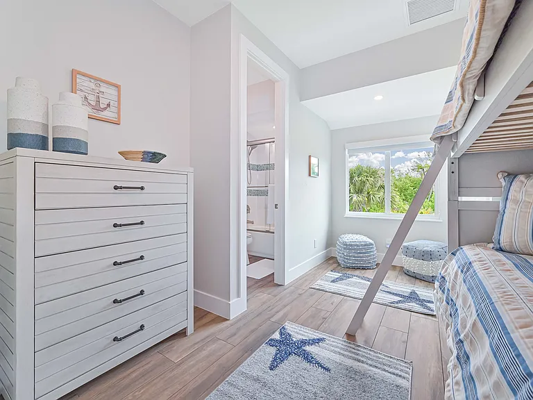 Guest room with 2 twin bunks and en suite bathroom