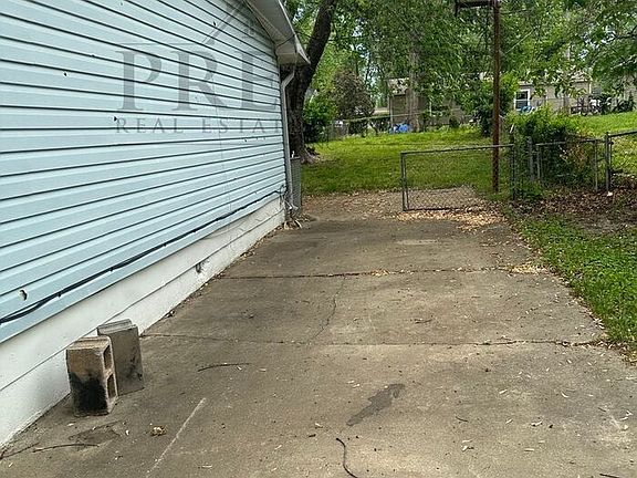 4th image of 18607 E 5th Ter N