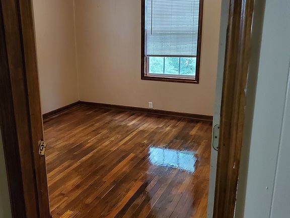 5th image of 114 P Poole Ave