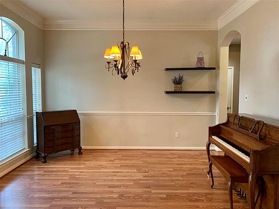 FORMAL DINING OPENS TO THE KITCHEN