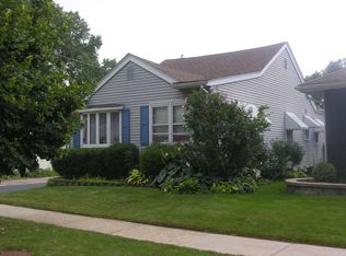 141 Johnson Ave, Libertyville, IL 60048