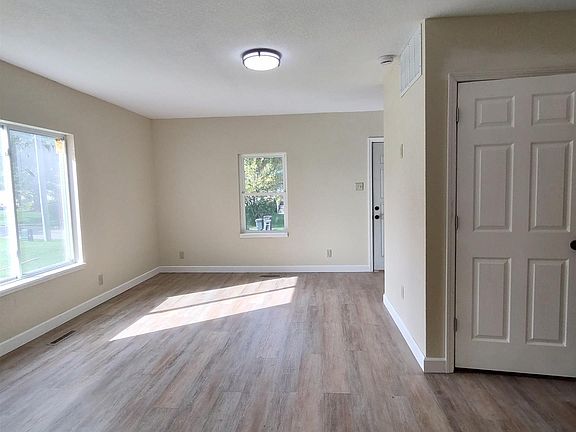 5th image of 304 Buhrow St