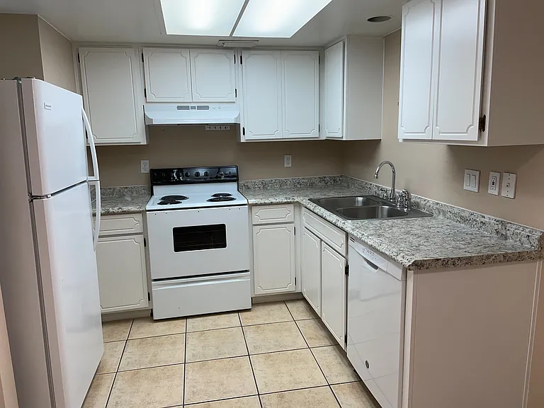 Townhome in Mesa with enclosed backyard! — Photo 5