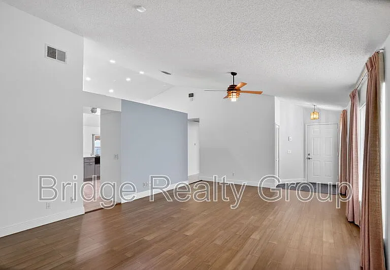10315 Winding Creek Ln — Photo 6