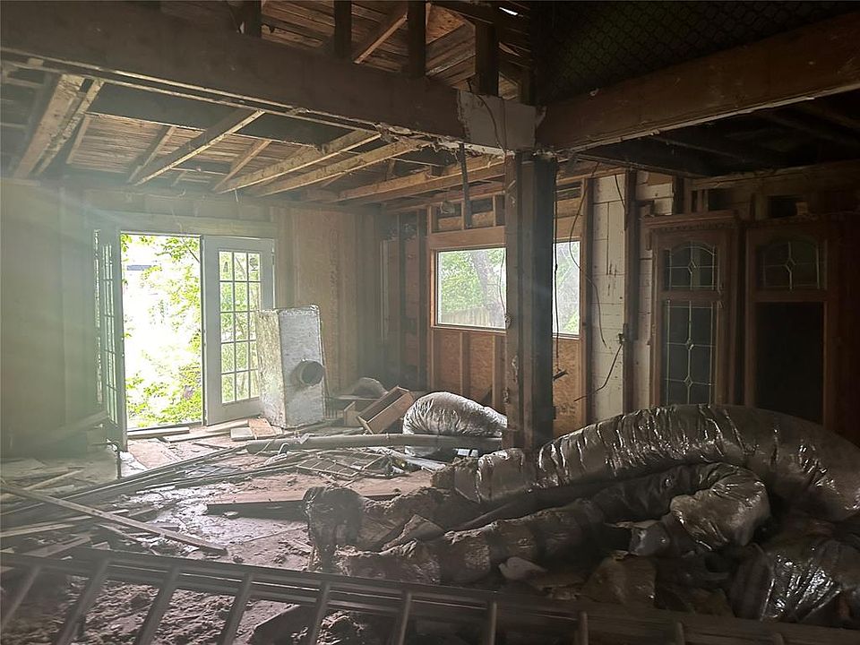 2nd image of 648 N Louisa Ave