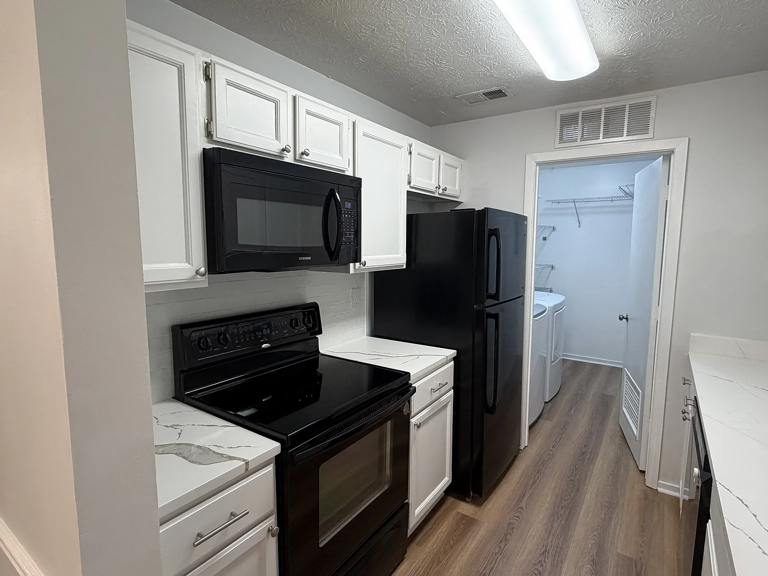 2 bed, 1100 sqft, $1,985 — Photo 2