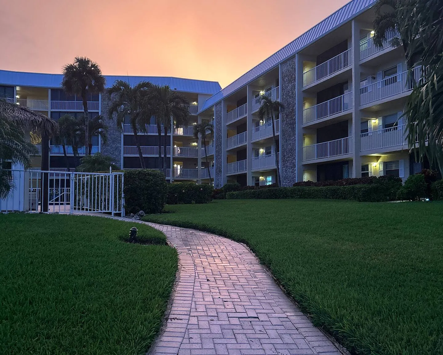 2 bed, 1131 sqft, $9,000 — Photo 3